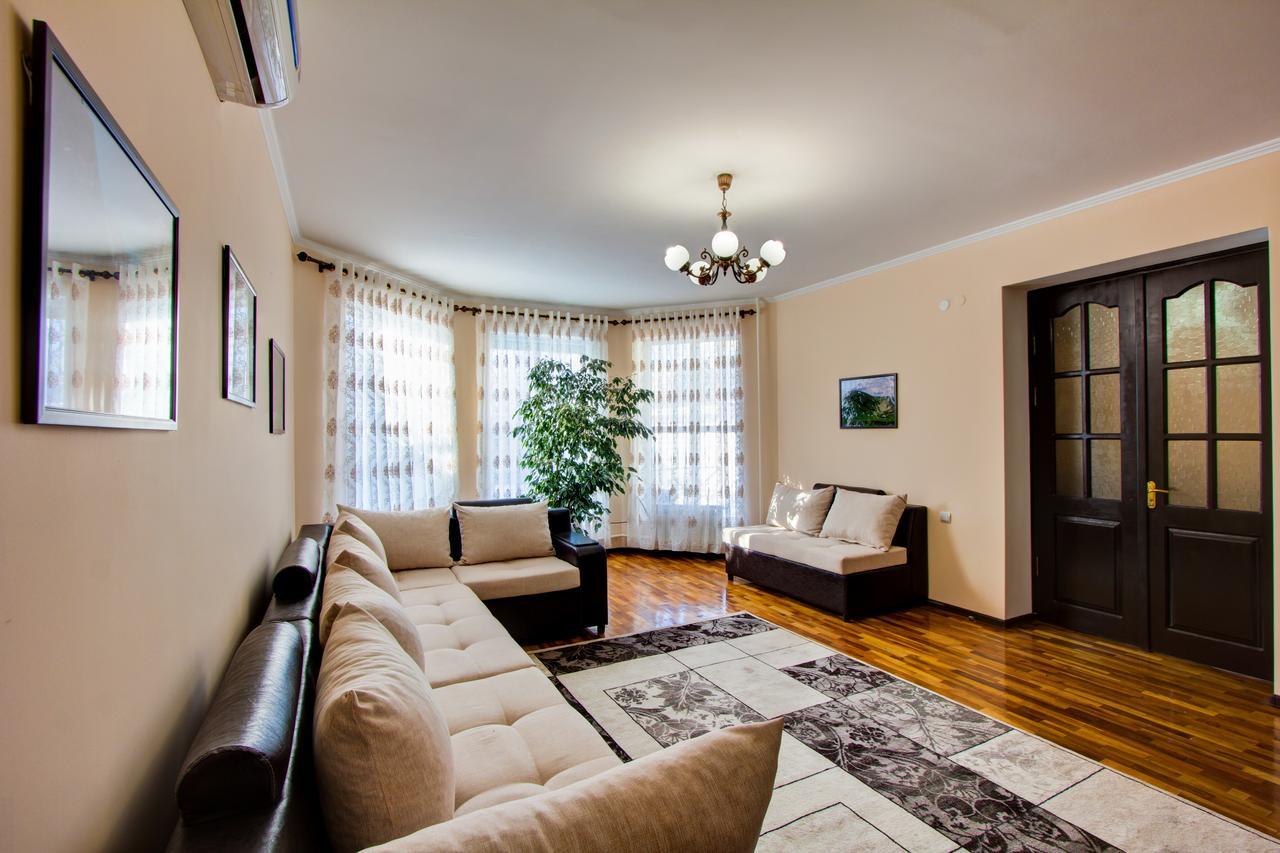 Хостел Centre Бишкек Экстерьер фото